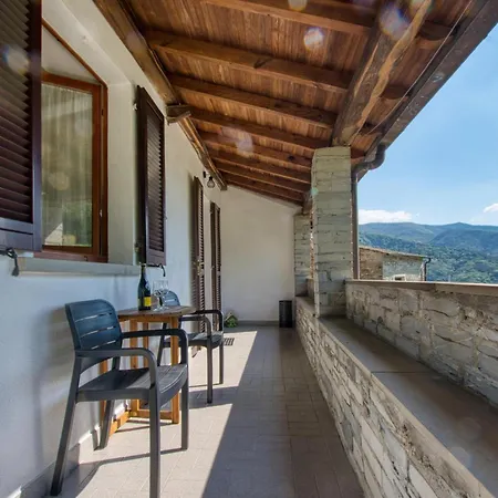 2 Bedroom Cozy In San Colombano Certenol Ferienhaus