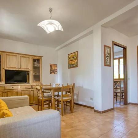 2 Bedroom Cozy In San Colombano Certenol Ferienhaus