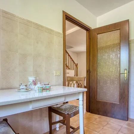 2 Bedroom Cozy In San Colombano Certenol San Colombano Certenoli