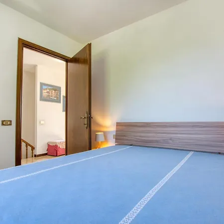 2 Bedroom Cozy In San Colombano Certenol Ferienhaus San Colombano Certenoli