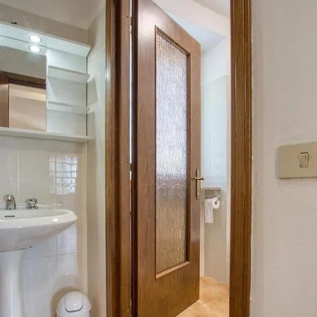 2 Bedroom Cozy In San Colombano Certenol * San Colombano Certenoli